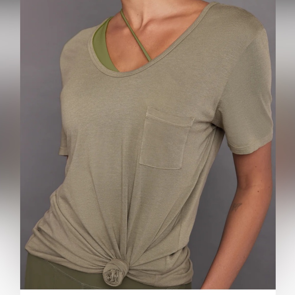Carbon 38 Tee